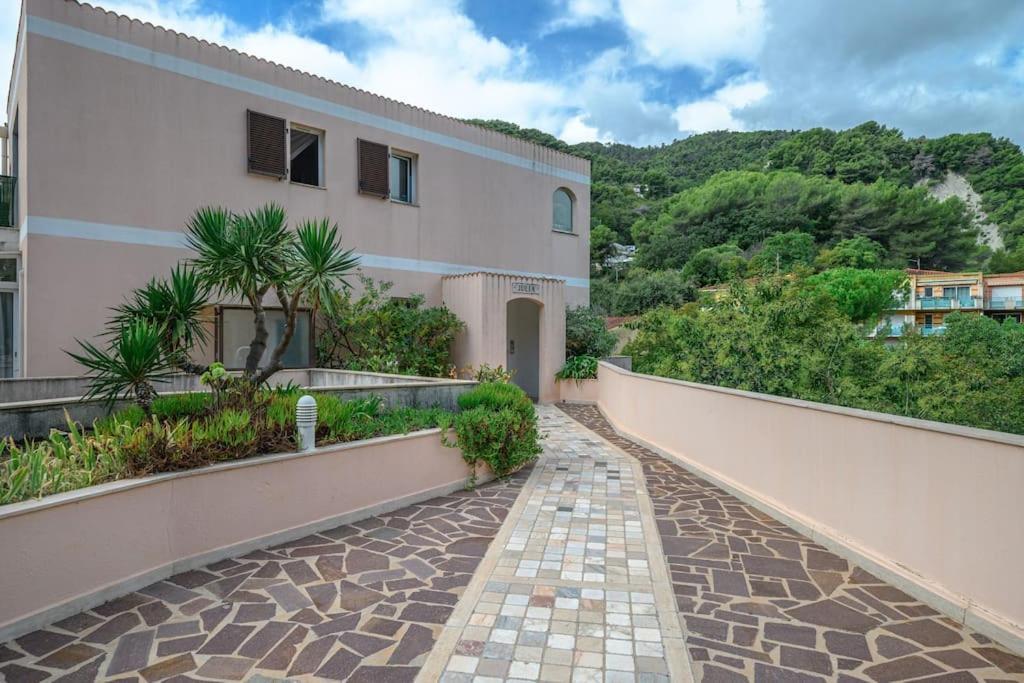 La Villa Julia - Calme - Spacieux - Parking Prive - Climatisation Mentone Esterno foto
